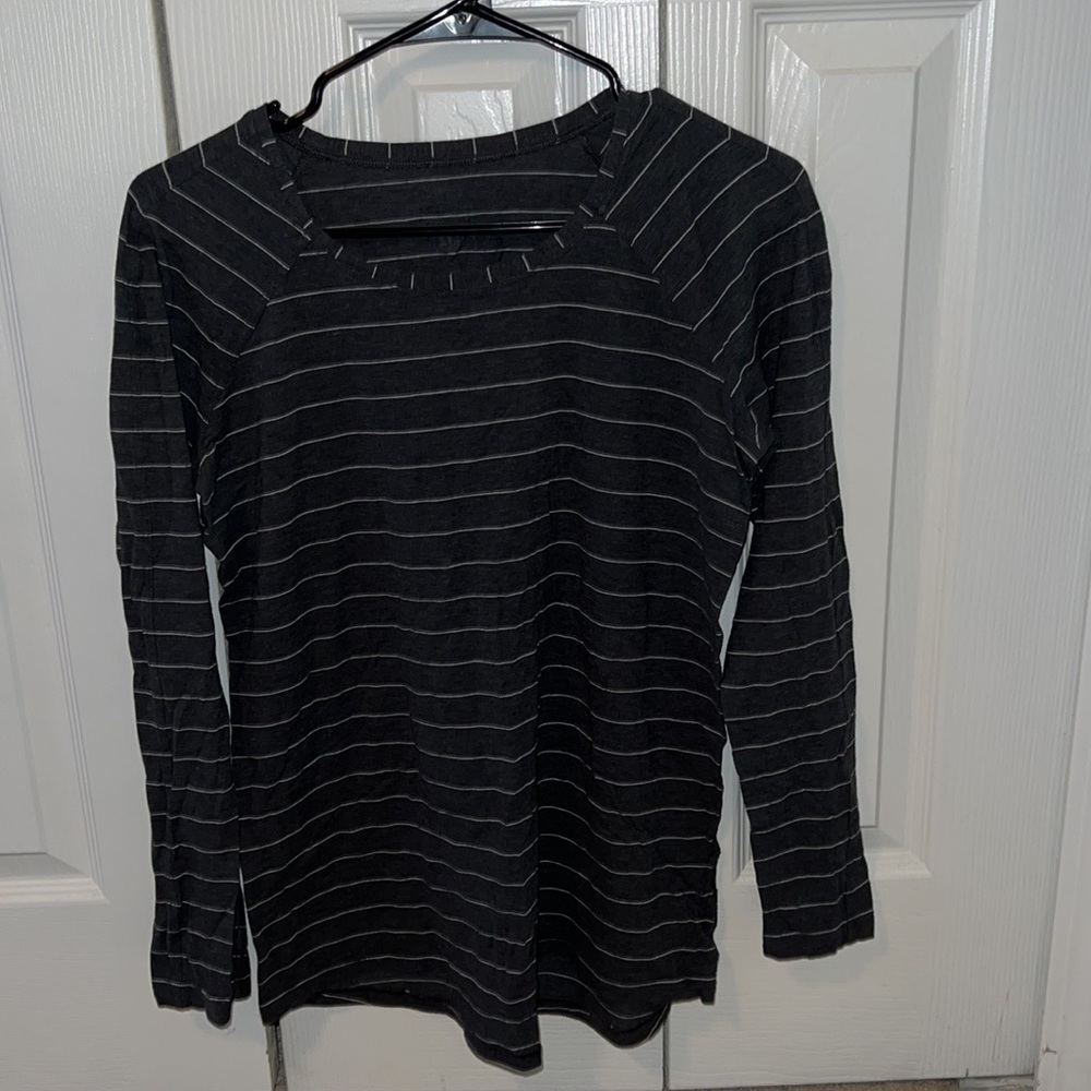 LULULEMON black and white long sleeve shirt